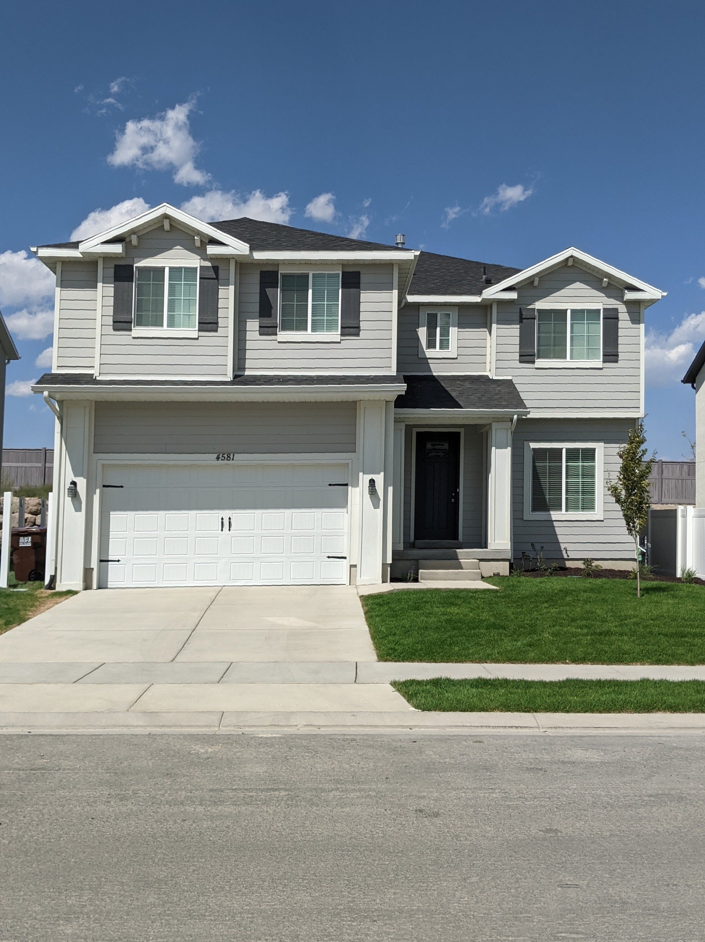 4581 E Flower Point